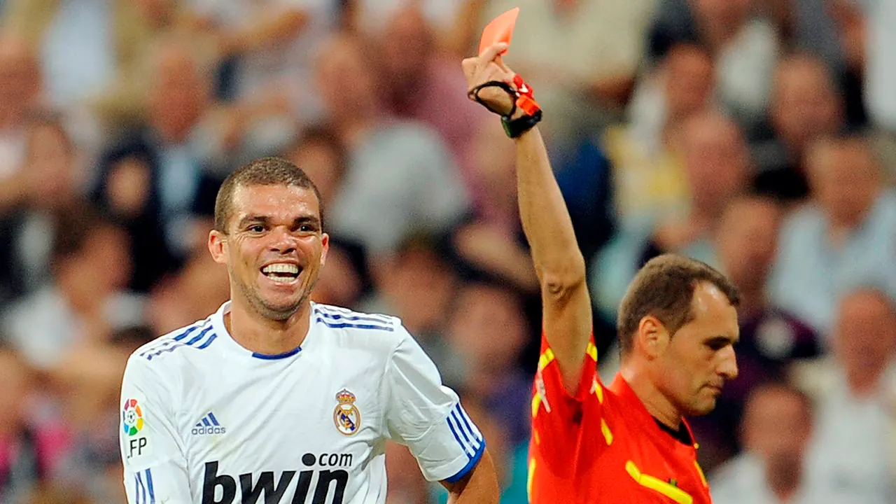 Mourinho "¿Por qué?" | Pepe ni tocó a Dani Alves